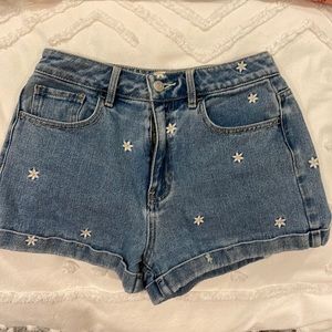 pacsun mom jean shorts with daisies size 26